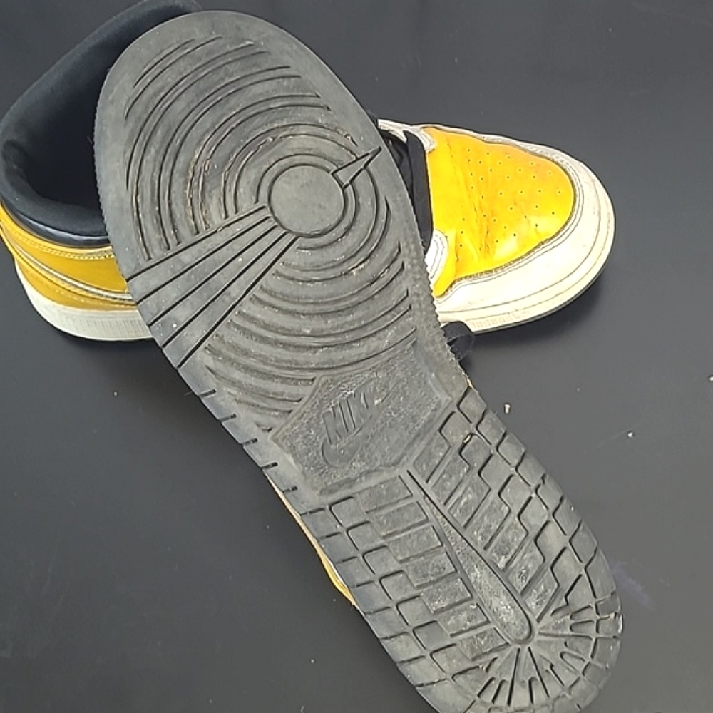 Nike Air Jordan 1 Mid US University Gold Yellow Shoes 554724-170 Youth 7/ W 8 - Picture 16 of 17